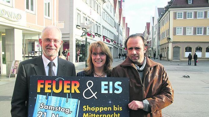 Hoffen auf eine kalte Nacht: die »Feuer und Eis«- Organisatoren (von links) Klaus Otto, Tanja Ulmer und Uwe Grauer. FOTO: LEISTE