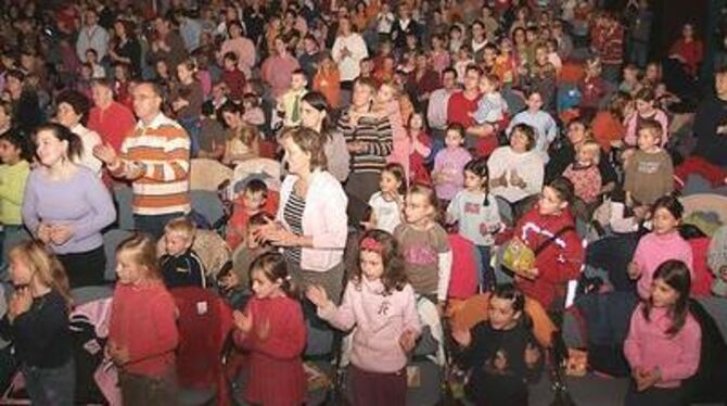 Hundertschaften begeisterter Kinder klatschten, hüpften, schnalzten und sangen bei der Geburtstagsparty für Jesus. FOTO: TRINKHA