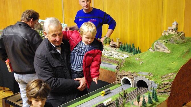 Erinnerung an die eigene Kindheit: Modelleisenbahnen faszinieren Kinder und Erwachsene. FOTO: ROE