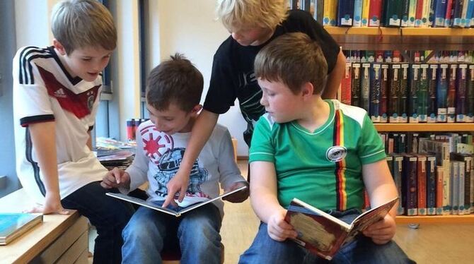 Junge Leser in der Gemeindebücherei in Wannweil: Demnächst können sie E-Books auch online ausleihen.  GEA-ARCHIVFOTO