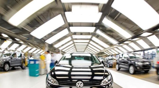 Ein Golf VII im Volkswagen-Werk in Wolfsburg. Foto: Julian Stratenschulte