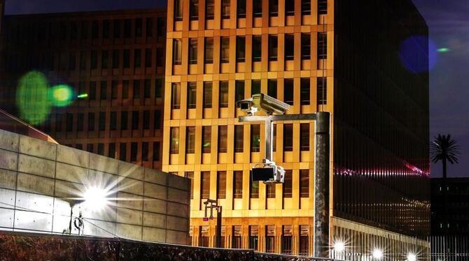 Neubau des Bundesnachrichtendienstes in Berlin: Der BND soll dem US-Geheimdienst NSA über Jahre geholfen haben, Politiker und