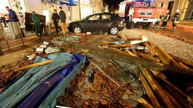 Trümmer in den Straßen von Bützow. Zahlreiche Dächer und Autos wurden schwer beschädigt. Foto: Bernd Wüstneck Trümmer in den Straßen von Bützow. Zahlreiche Dächer und Autos wurden schwer beschädigt. Foto: Bernd Wüstneck