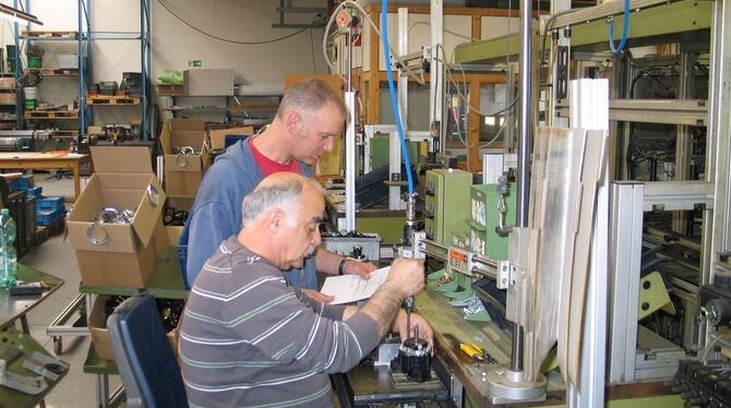 Der Arbeitserzieher und Abteilungsleiter in der Werkstatt der Samariterstiftung, Bernd Bahnmüller, vergleicht Auftrag und Ergebn Der Arbeitserzieher und Abteilungsleiter in der Werkstatt der Samariterstiftung, Bernd Bahnmüller, vergleicht Auftrag und Ergebn