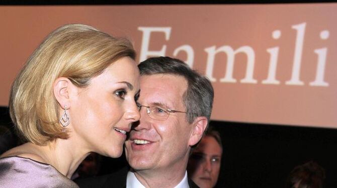 Christian Wulff und seine Frau Bettina 2010 beim Bundespresseball in Berlin. Foto: Jens Kalaene