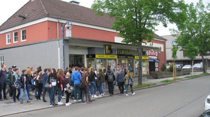 Jugendliche warten auf den Einlass ins Luna-Filmtheater. Kino statt Schule: 540 Schüler aus Metzingen haben sich mit den dunklen