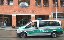 Die Polizei zeigte nach der Amoklauf-Warnung vor den Schulen in Reutlingen massiv Präsenz. Vielfach lief der Schultag am Mittwoc