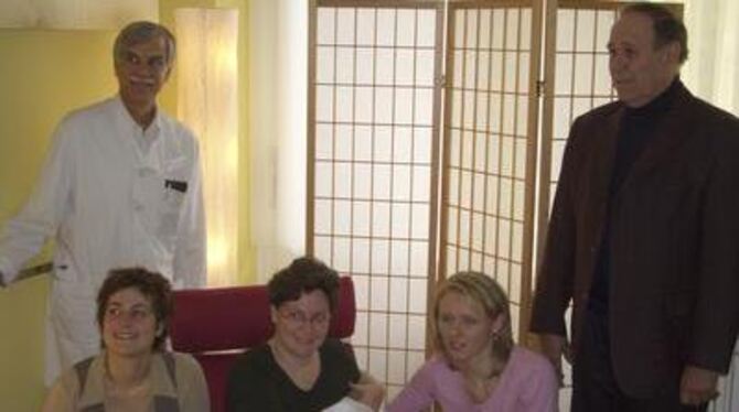 Friedrich Trefz, der Chef der Kinderklinik (links), mit Silke Ruopp, Sylvia Geiger, Christine Steiner mit Töchterchen Annika und