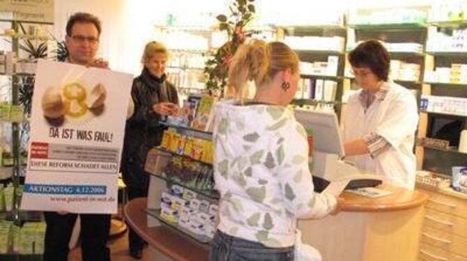 &raquo;Da ist was faul&laquo;, verkündete der Mössinger Apotheker Wolfram Schanz seinen Kunden. Er bot am Aktionstag Information