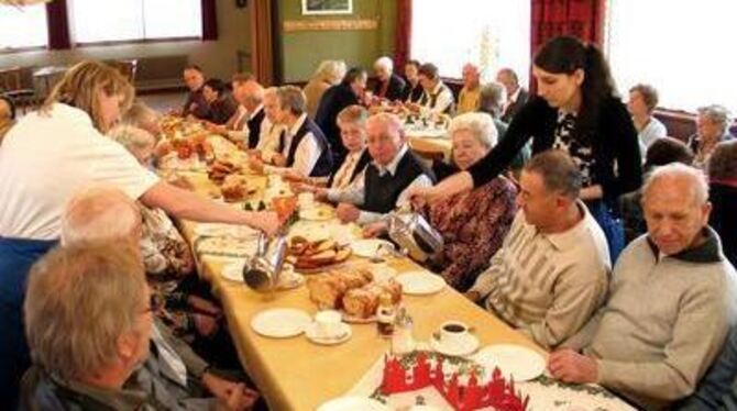 Treffpunkt Gemeindekaffee: Alte und neue Bronnweiler Einwohner lernen einander kennen. GEA-FOTO: HD