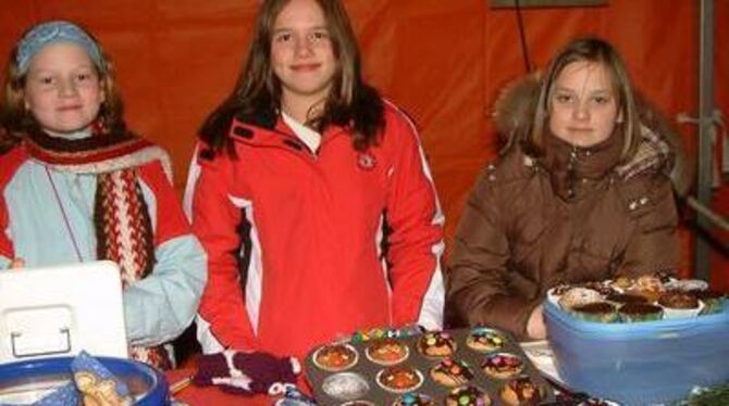 Einer von 92 Ständen auf dem Pfullinger Weihnachtsmarkt: Schön dekorierte Muffins gab es bei den Realschülern der 6d. FOTO: KAB