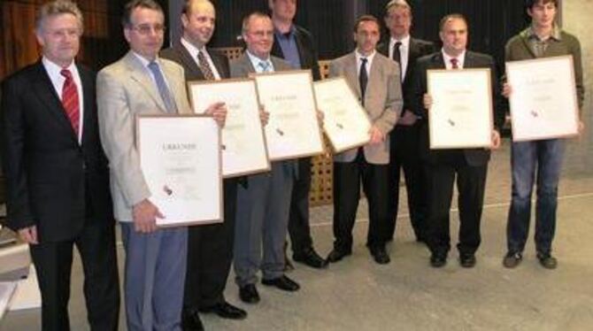 Eugen Schäufele (links)und Joachim Mörle (hinten rechts) mit den Preisträgern: Jörg Heinz Müller, Wolfgang Schmid, Ulrich Schnei