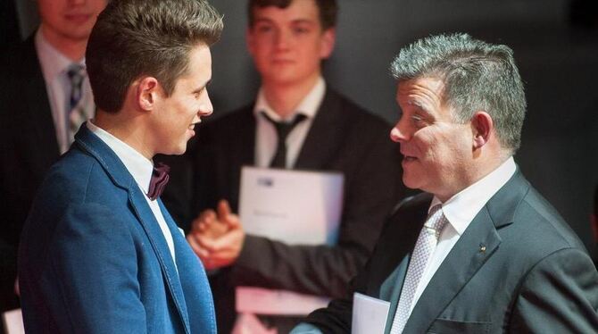 IHK-Präsident Christian Otto Erbe (rechts) hatte 136 Hände zu schütteln. Hier im Bild Industriekaufmann Tim Röckel von Eissmann IHK-Präsident Christian Otto Erbe (rechts) hatte 136 Hände zu schütteln. Hier im Bild Industriekaufmann Tim Röckel von Eissmann