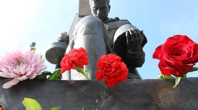 Blumen liegen am sowjetischen Ehrenmal im Treptower Park in Berlin. Foto: Stephanie Pilick