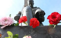 Blumen liegen am sowjetischen Ehrenmal im Treptower Park in Berlin. Foto: Stephanie Pilick