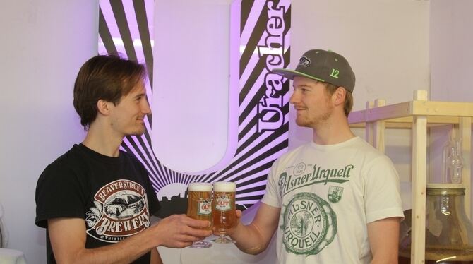 Die Uracher Brüder Daniel und David Bürker machen im Keller ihr eigenes Bier.