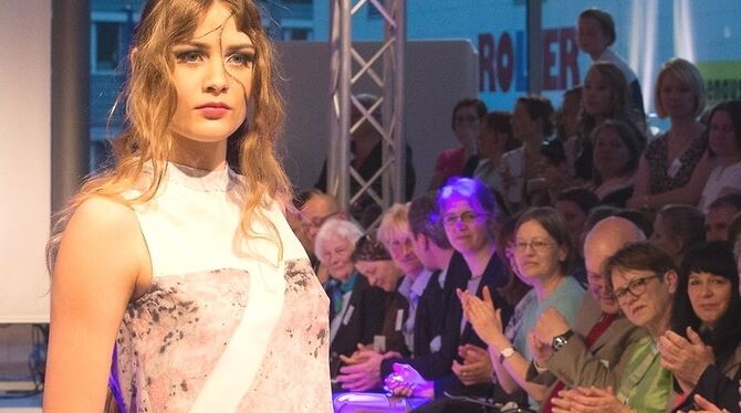 Von lässig bis geheimnisvoll: Metzinger Modeschüler verwandeln das Autohaus in einen Modetempel und überzeugen ihr begeistertes