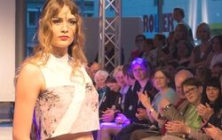 Von lässig bis geheimnisvoll: Metzinger Modeschüler verwandeln das Autohaus in einen Modetempel und überzeugen ihr begeistertes 