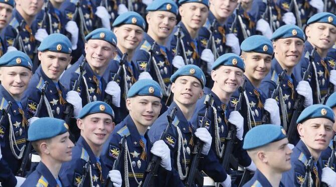 Soldaten stehen in Reih und Glied während der Parade auf dem Roten Platz. Foto: Yuri Kochetkov