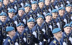 Soldaten stehen in Reih und Glied während der Parade auf dem Roten Platz. Foto: Yuri Kochetkov