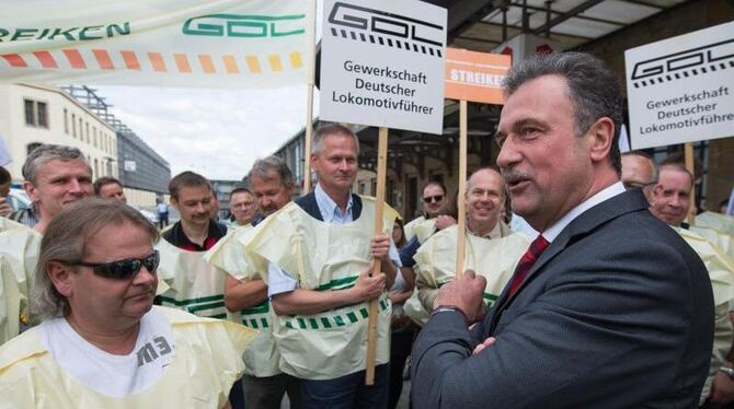 GDL-Chef Weselsky (r) spricht vor dem Leipziger Hauptbahnhof mit Lokführern und Gewerkschaftsmitgliedern. Foto: Lukas Schulze