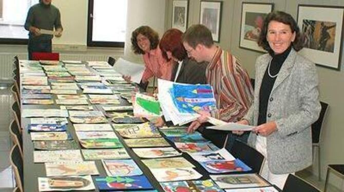 So viele wunderschöne Wintermotive - da hatte die Jury, (von rechts) Bürgermentorin Angelika Sauer, die beiden Kulturredakteure