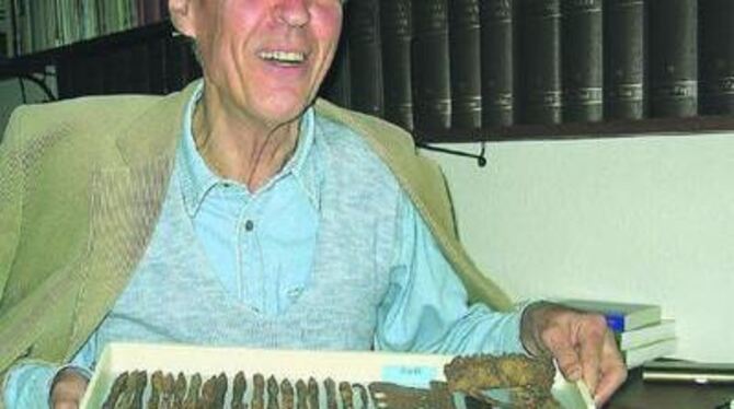 Archäologie ohne Grabung: Christoph Bizer mit Funden von der 914 in St. Gallen beschriebenen »Thiepoldispurch«. GEA-FOTO: KUNZE