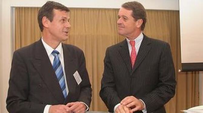 Ein Zukunftsthema für Politik und Wirtschaft angegangen. IHK-Präsident Eberhard Reiff (rechts ) im Gespräch mit Günter Leßnerkra