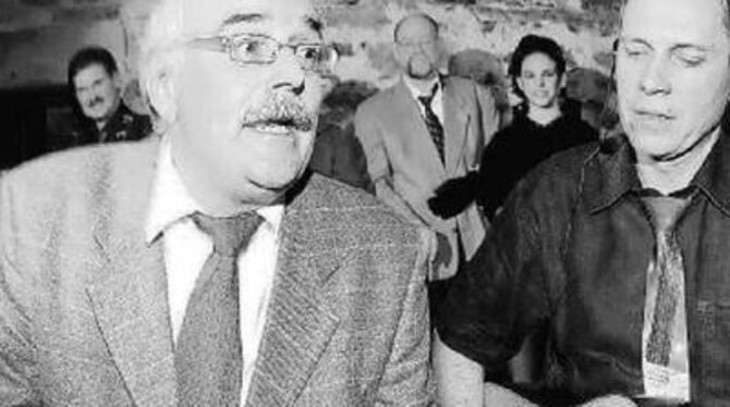 Die Macher beim Finale: Moderator Hans-Michael Ferdinand (links) und Miedel Stuhlinger mit Gitarre, im Hintergrund einige Künstl