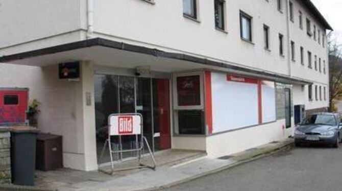 Noch sind die Scheiben verklebt: Am Donnerstag, 7. Dezember, wird der Laden in der 2 000 Einwohner zählenden Buchhalde wieder er