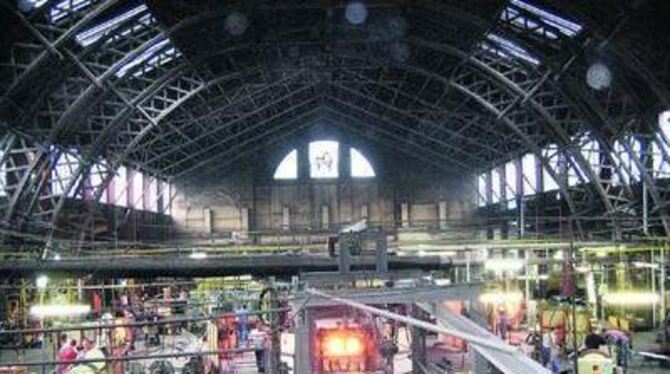 Menschen mitten im traditionellen Arbeitsprozess: Die Glashütte Lamberts in Waldsassen produziert für den Weltmarkt im hundert J