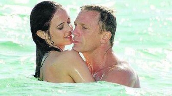 Richtige Gefühle: James Bond (Daniel Craig) und Vesper Lynd (Eva Green) kommen sich in &raquo;Casino Royale&laquo; näher. FOTO: