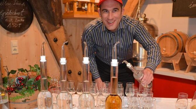 Dominik Ohly als jüngstes Ausschussmitglied im Förderverein des Obstbaumuseums Glems schenkte beim Destillatabend hochprozentige