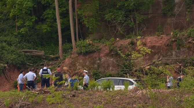 Polizisten in der Nähe der Fundstelle an einem schwer zugänglichen Steilhang in Trier. Foto: Harald Tittel