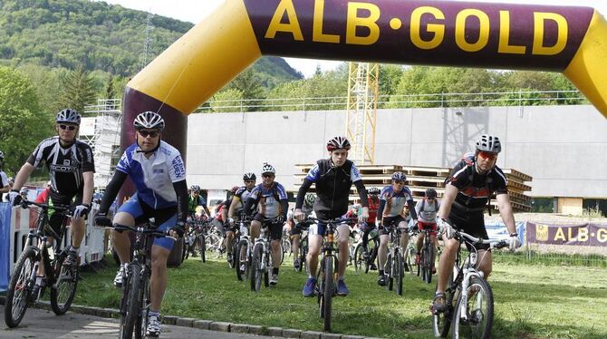 Startschuss zur Country-Touren-Fahrt des Pfullinger Mountainbike-Clubs. FOTO: LEUSCHKE