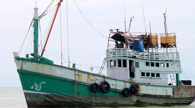 Ein von Bootsflüchtlingen aus Myanmar genutztes Fischerboot vor der Küste von Indonesien. Foto: EPA