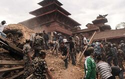 Menschen suchen in den Trümmern von Kathmandu nach Verschütteten. Foto: Carl Whetham/IFRC