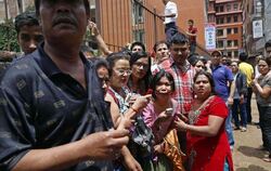 Halten die Gebäude? Die Bewohner von Kathmandu haben sich auf die Straßen gerettet und beobachten, ob Häuser einzustürzen dro