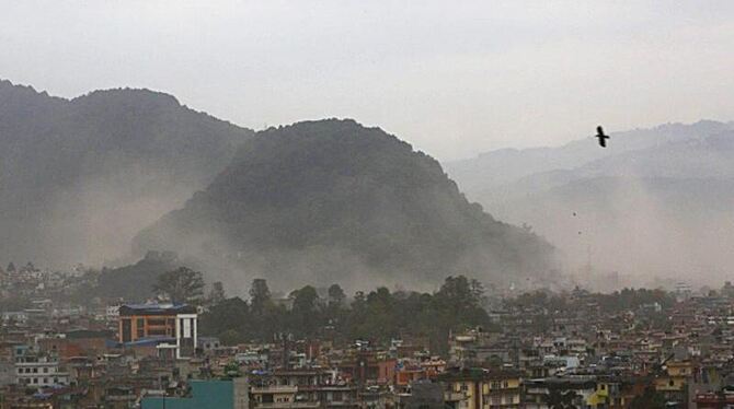 Eine Staubwolke zieht nach dem Beben über die nepalesische Hauptstadt Kathmandu. Foto: Narendra Shrestha
