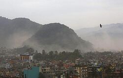 Eine Staubwolke zieht nach dem Beben über die nepalesische Hauptstadt Kathmandu. Foto: Narendra Shrestha