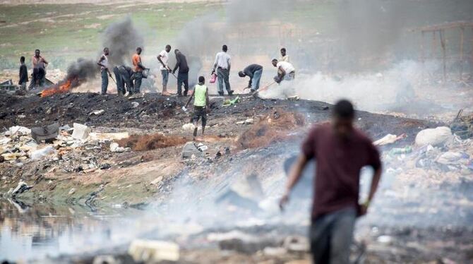 Männer auf einer Müllhalde aus Elektroschrott in Accra. Weltweit entstehen jährlich 50 Millionen Tonnen Elektromüll. Foto: Ka