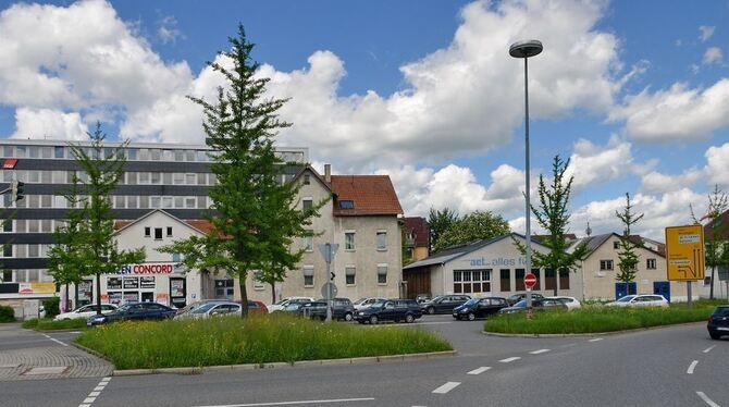 Das Hochhaus (vormals Hamburg-Mannheimer) bleibt vorerst erhalten, die Häuserzeile davor bis einschließlich »aet« soll einer Neu