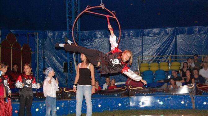 Als Akrobat die Manege erobern und die Zuschauer begeistern – beim Zirkusprojekt, das beim Wannweiler Sommerferienprogramm wiede