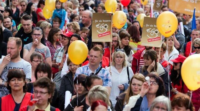 Erzieher und Sozialpädagogen während einer Kundgebung vor dem Gewerkschaftshaus in Dresden. Foto: Arno Burgi/dpa