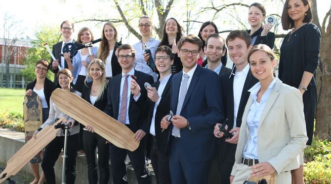 Die Master-Truppe des ESB-Studiengangs MSc Operations Management mit ihrem gewählten Produkt. 100 echte Stücke müssen her, damit Die Master-Truppe des ESB-Studiengangs MSc Operations Management mit ihrem gewählten Produkt. 100 echte Stücke müssen her, damit