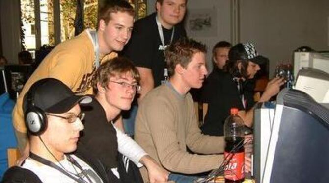 Die Betreuer haben wachsame Augen auf ihre Gäste (stehend von links): Sören Lohner und Dario Blenich. FOTO: KABLAOUI