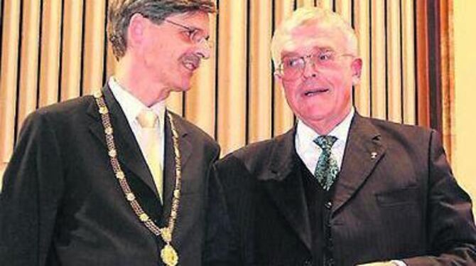 Die Kette wechselt ihren Träger: Bernd Engler übernahm Ornat und Verantwortung von Eberhard Schaich. FOTO: TRINKHAUS