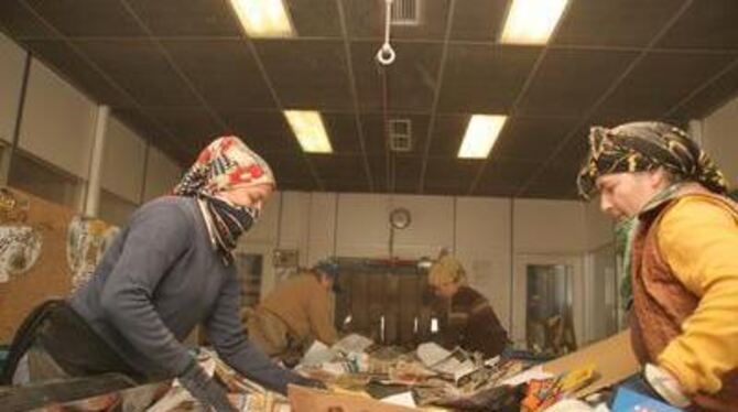 Bis zu 100 Kilo Müll pro Schicht &raquo;fischen&laquo; Mitarbeiter aus dem Altpapier. GEA-FOTO: HAAR