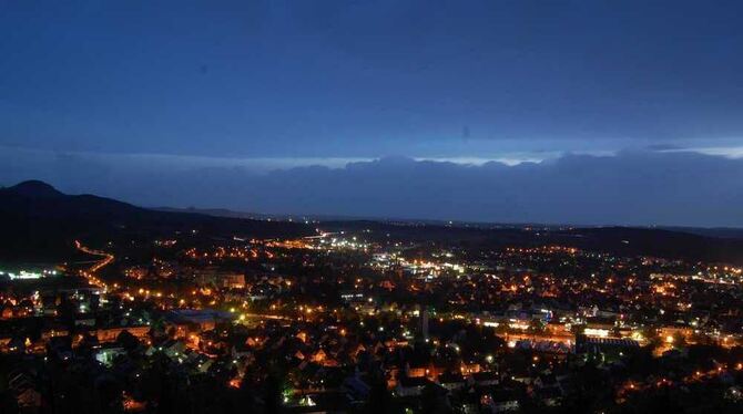 Metzingen bei Nacht vom Weinberg aus gesehen: Unsinnigerweise wird auch der Himmel erhellt.