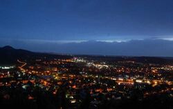 Metzingen bei Nacht vom Weinberg aus gesehen: Unsinnigerweise wird auch der Himmel erhellt.